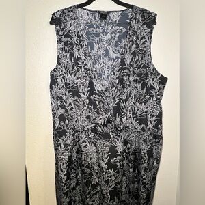 Ann Taylor V Neck Navy and White Floral Jumpsuit Size XL